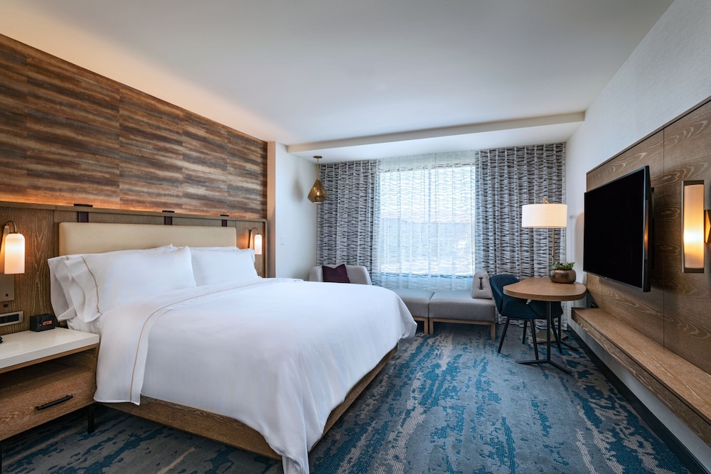 Traditional Room, 1 King Bed (Hearing Accessible)