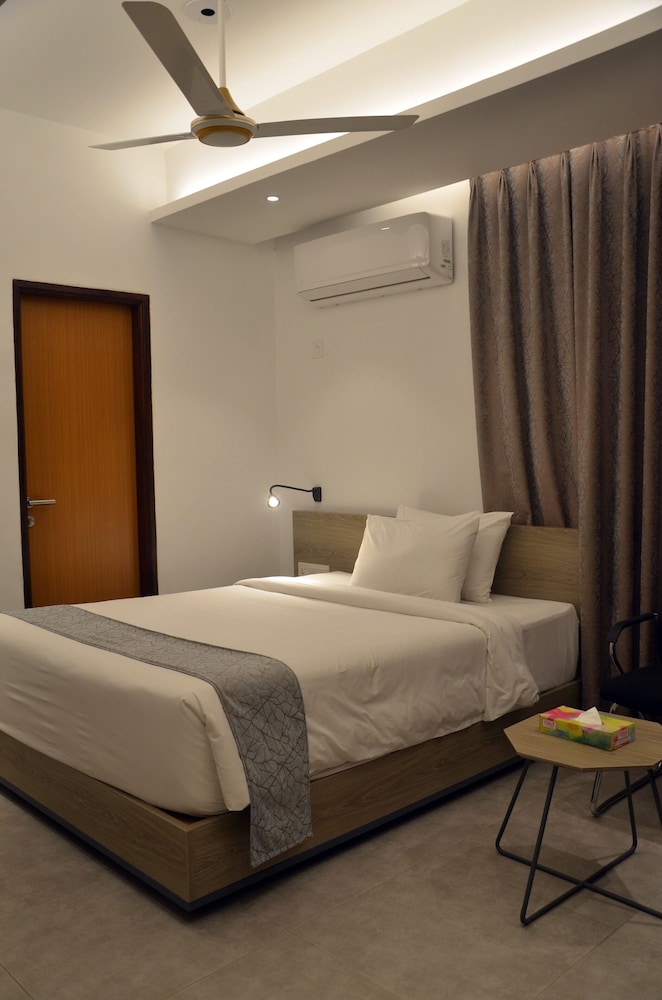 Deluxe Queen Room - Photo 5