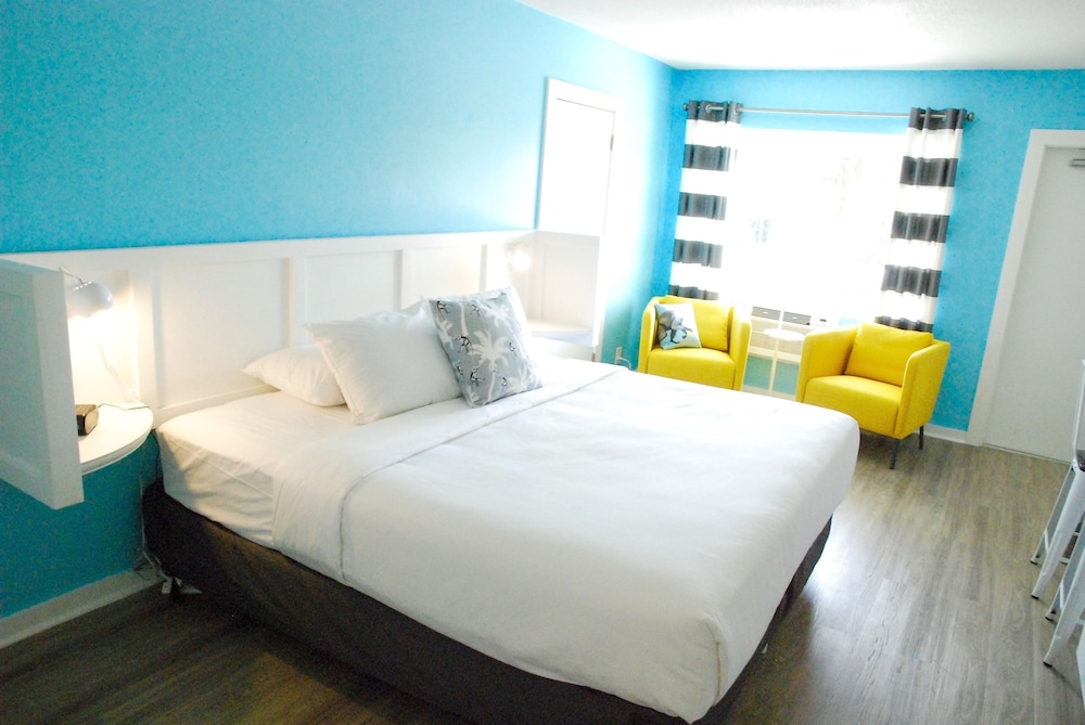 Deluxe Room, 1 King Bed photo 2
