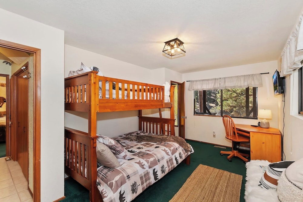 Signature Cabin, 2 Bedrooms, Fireplace, Mountainside photo 2