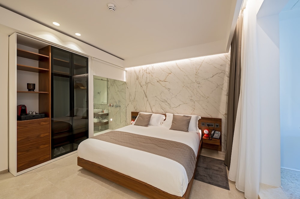 Deluxe Room with Balcony - Street View photo 2