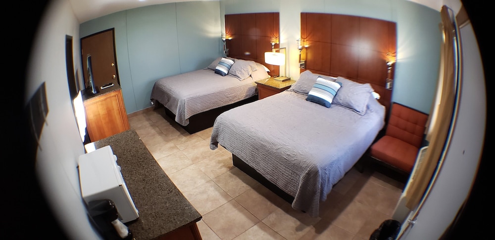 2 Queen Beds, Lakeside photo 2