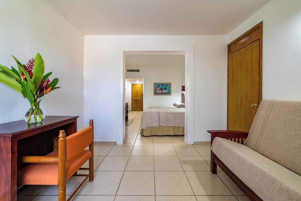 Standard Room, Multiple Beds - Photo 1