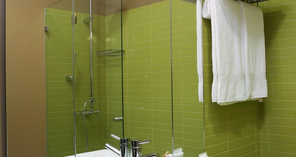 Standard Double or Twin Room - Photo 8