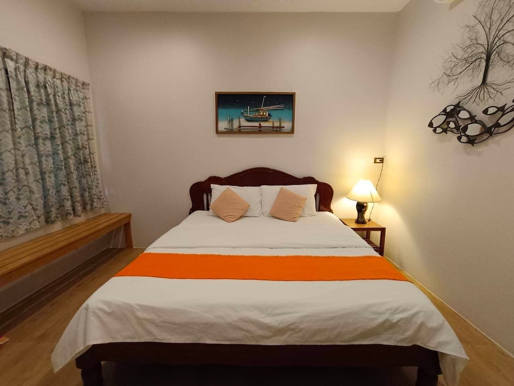 Superior Room, 1 King Bed, Non Smoking, Ensuite photo 3