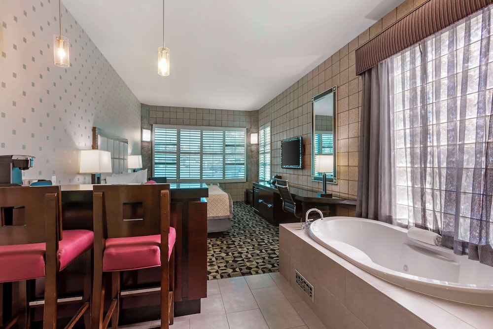 Standard Room, 1 King Bed, Non Smoking, Jetted Tub - Photo 1