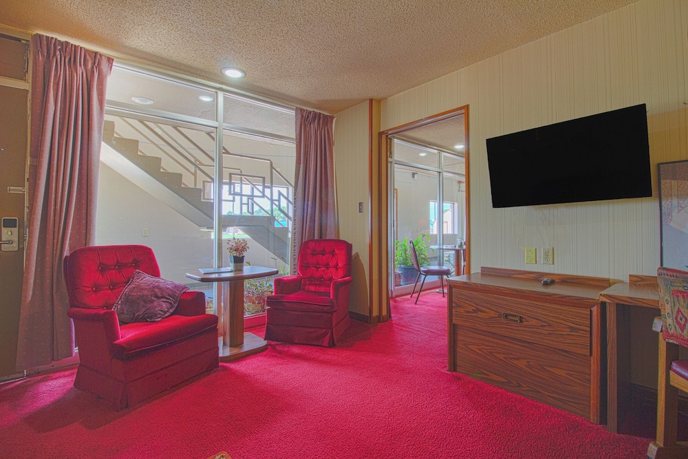 Suite, 1 King Bed - Photo 10