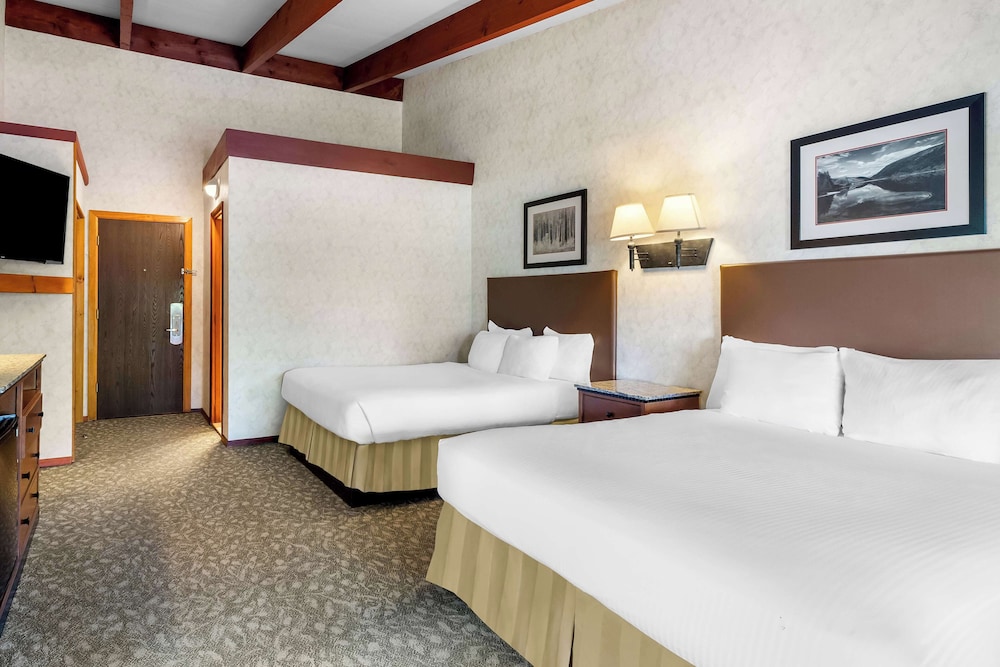 Deluxe Suite, 2 Queen Beds, Non Smoking, Balcony photo 2