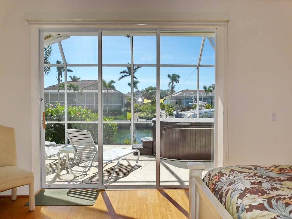 House, Multiple Beds (779 Amazon Court) photo 2