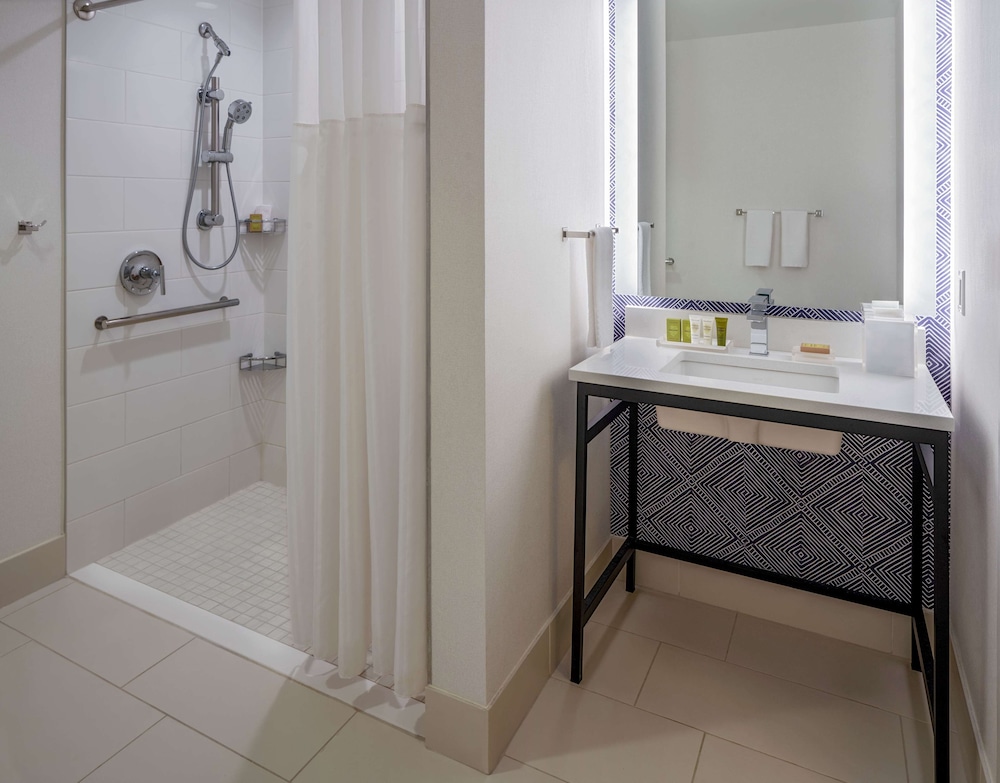 Deluxe Room, 1 King Bed with Sofa bed, Accessible (Roll-in shower) - Photo 6