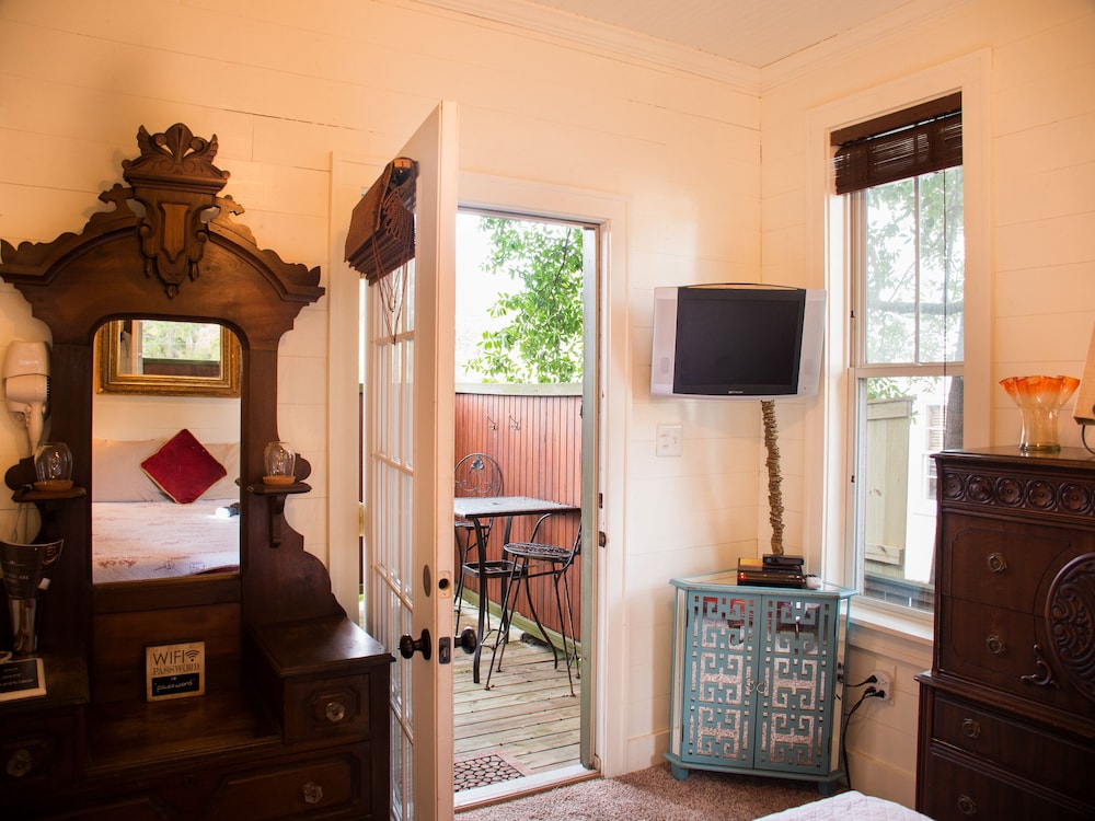 Standard Single Room, 1 Bedroom, Non Smoking (Little Annie Suite) photo 3