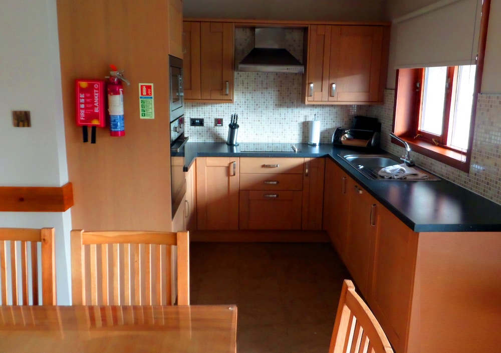 Spacious Extra Two Bedroom Apartment ( Log Fire) photo 3