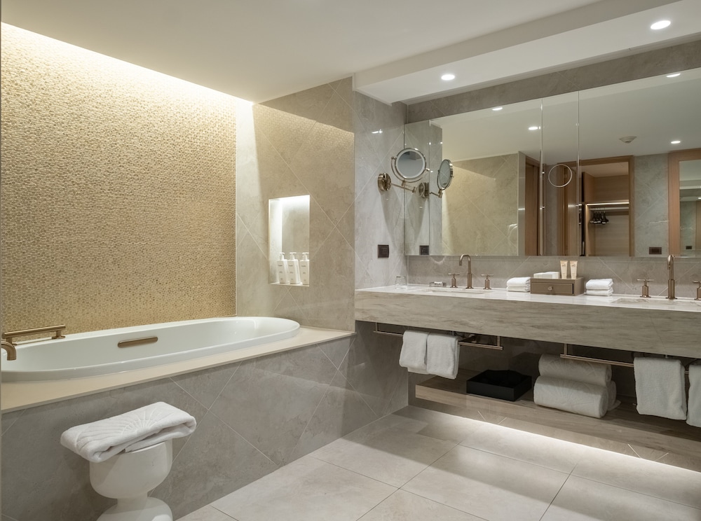 Executive Suite - Photo 10