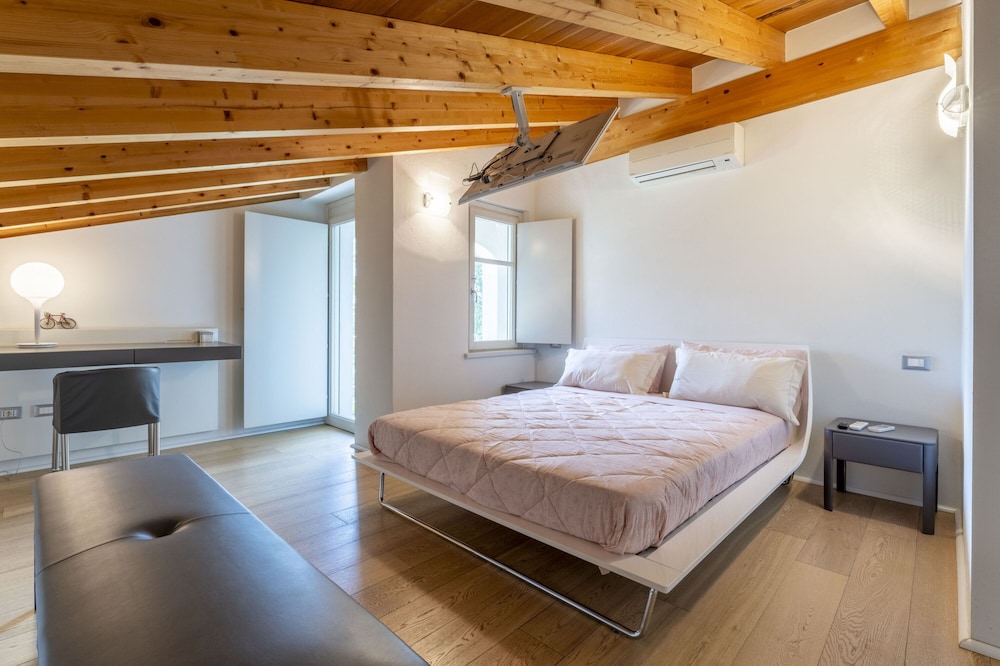Villa, Hill View