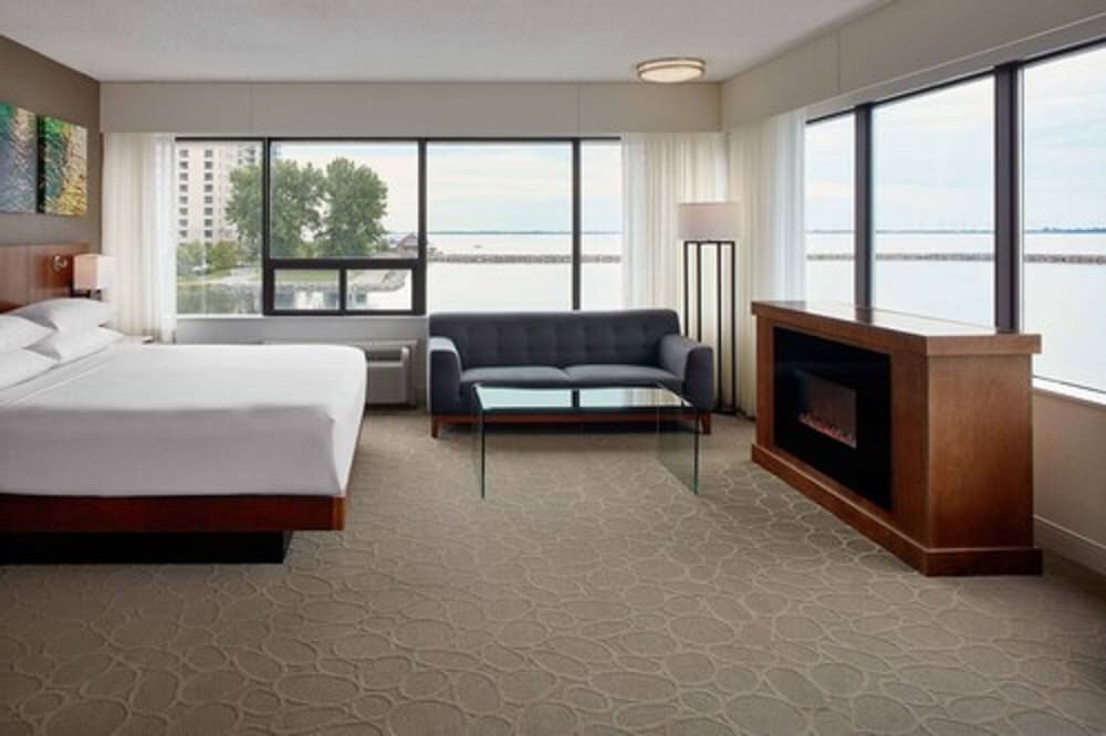 Deluxe Room, 1 King Bed, Corner photo 2