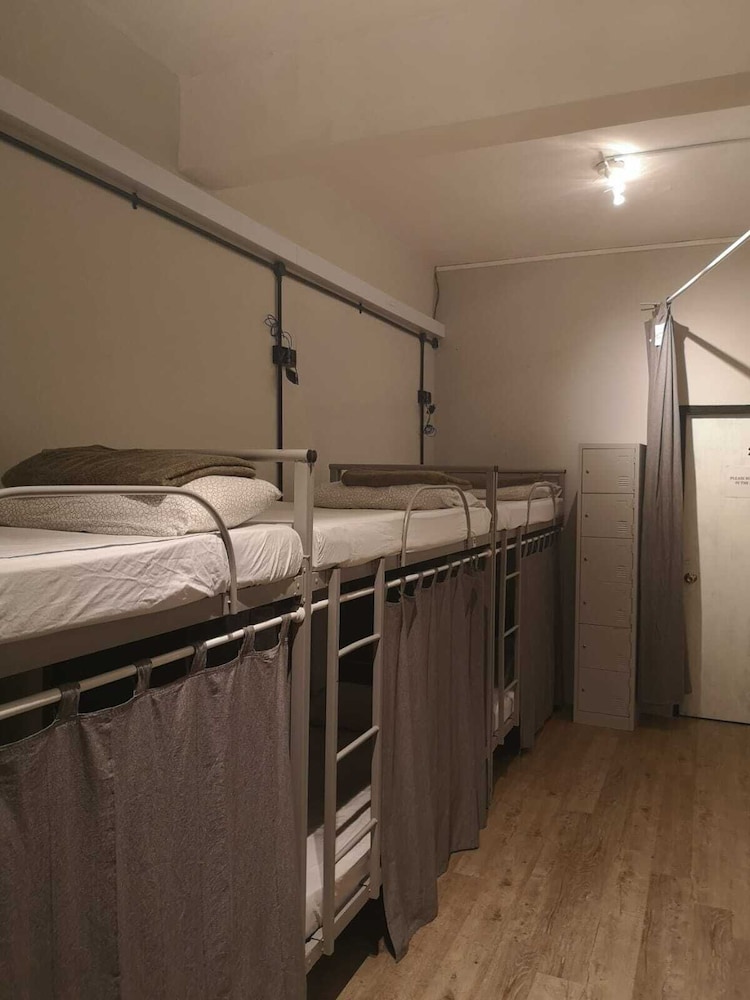 Single Bed in Deluxe 8-Beds Dormitory photo 2