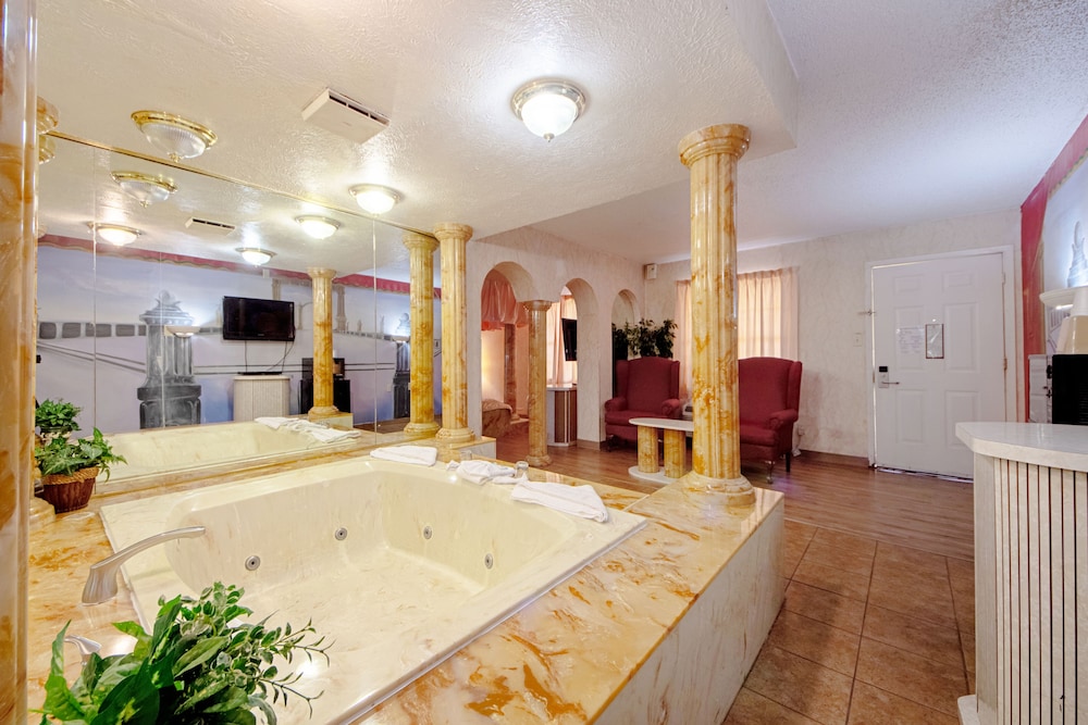 Romantic Suite, 1 King Bed, Non Smoking, Hot Tub photo 2