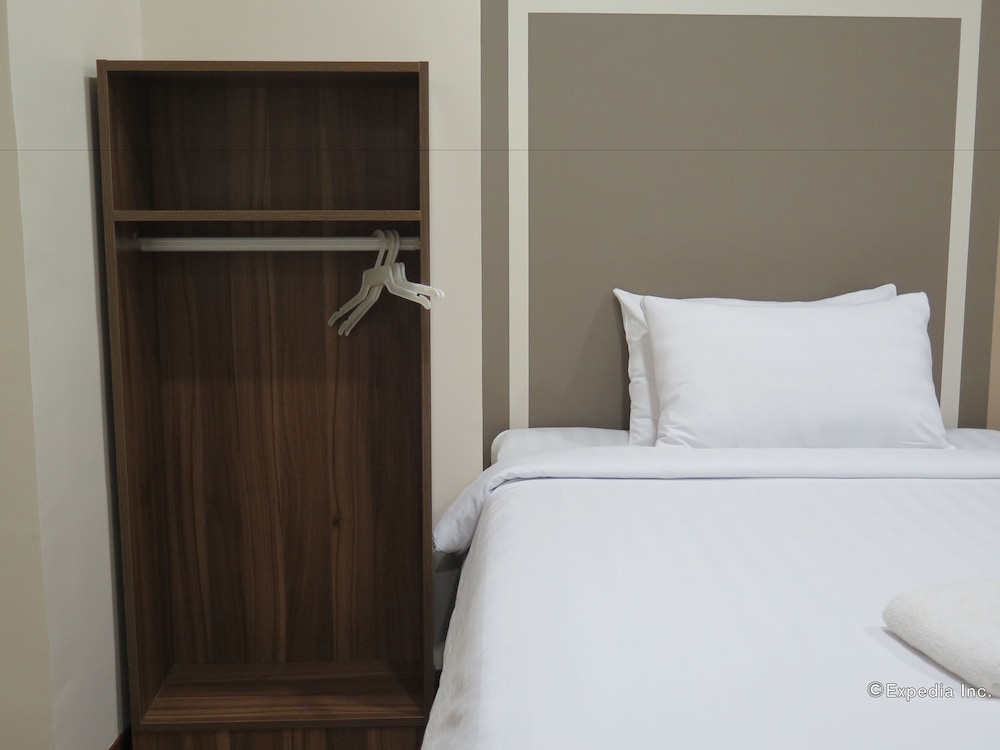 Standard Triple Room, 2 Double Beds, No Windows photo 2