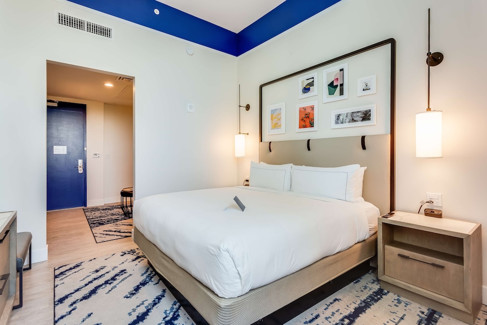 Suite, 1 King Bed - Photo 1
