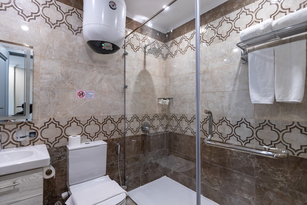 Standard Suite with Panoramic Pyramids View & Balcony - Photo 11