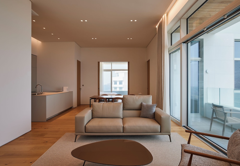 King Suite (Pool access for 2, Cooking not permitted)