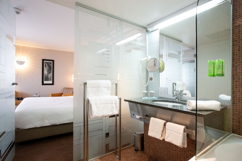 Room, 1 Queen Bed with Sofa bed photo 3