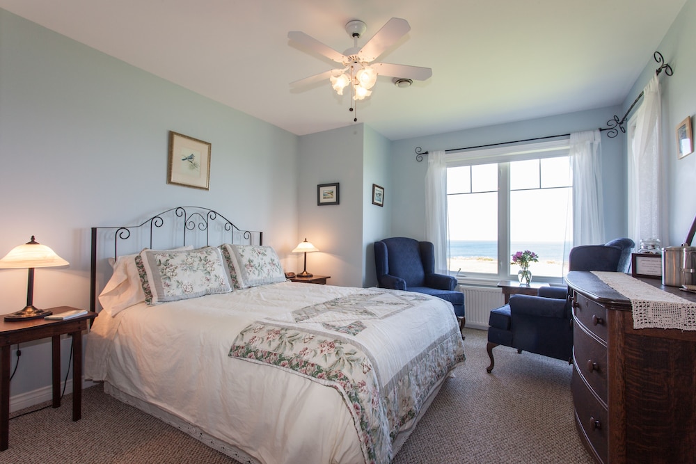 Deluxe Room, 1 Queen Bed, Sea View photo 3