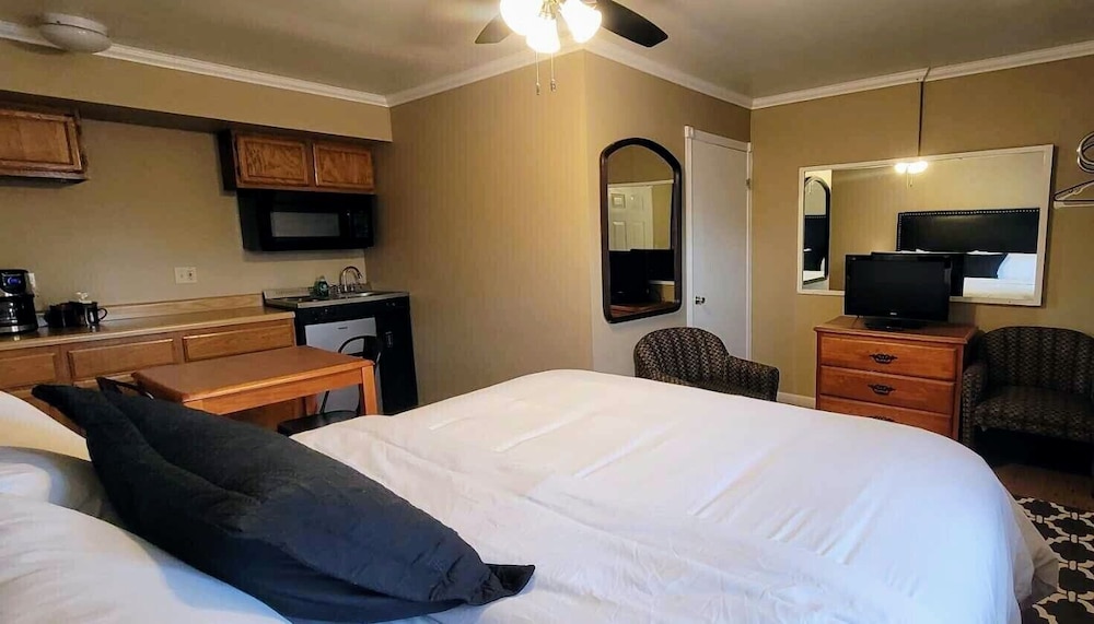 Deluxe Room, 1 King Bed photo 1