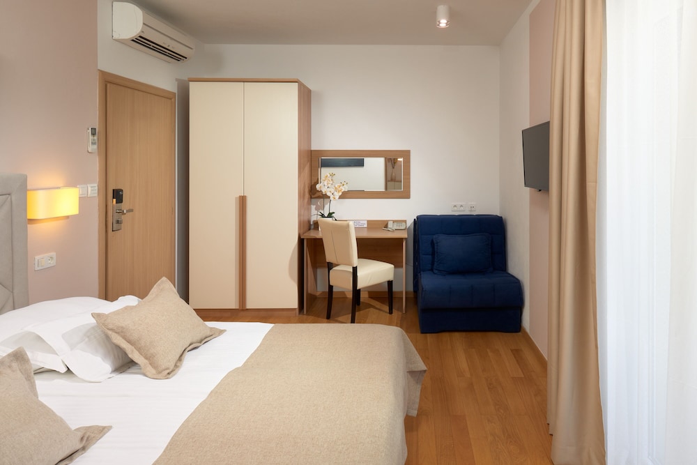 Economy Double Room, Garden View