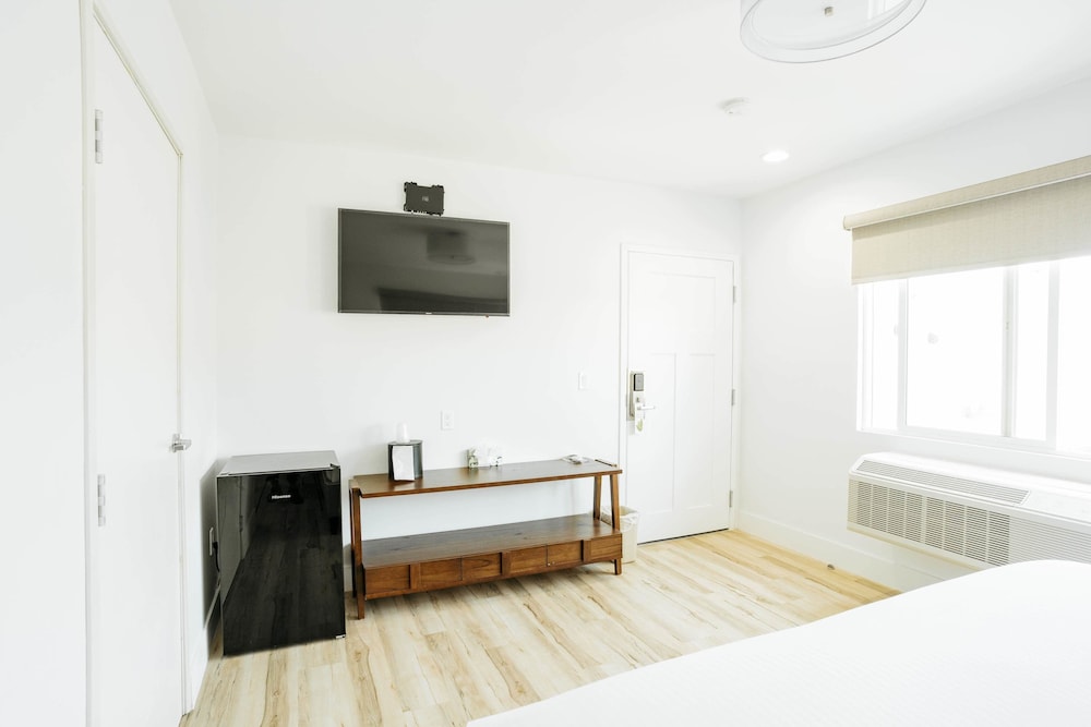 Deluxe Room, 1 King Bed, Non Smoking - Photo 5