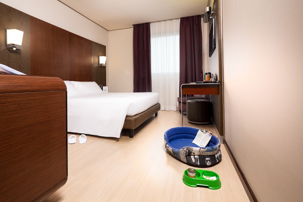 Standard Room, 1 King Bed - Photo 10