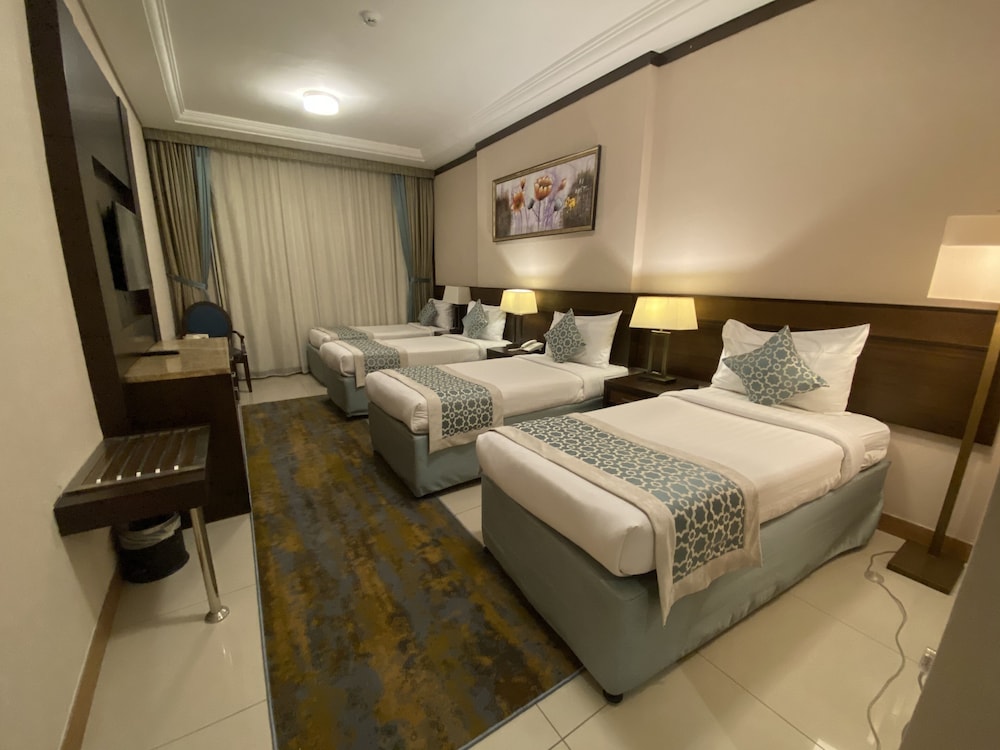 Suite 2 Bedrooms, 1 living room photo 2