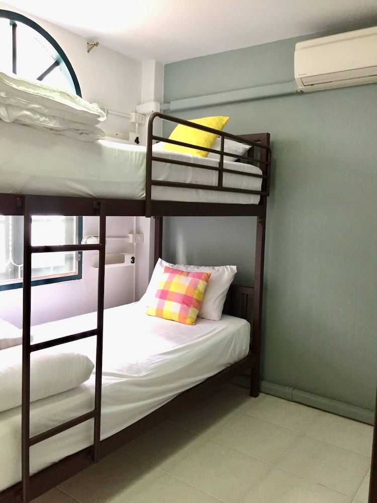6-bed female dormitory photo 1
