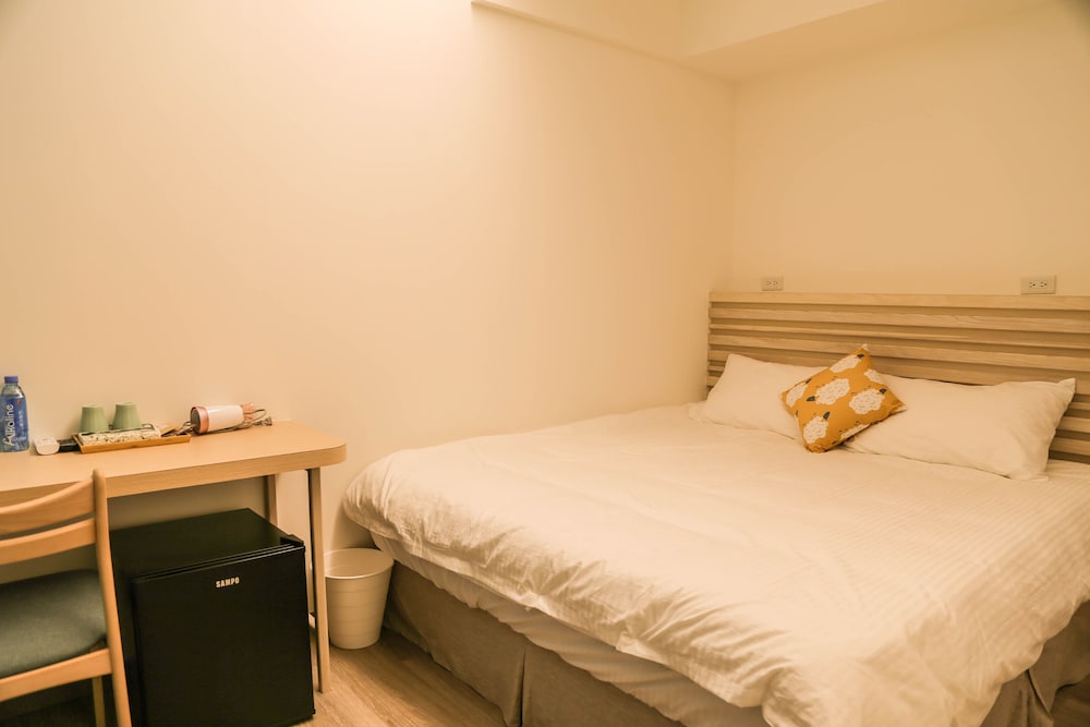 Economy Double Room, 1 Queen Bed, Non Smoking, No Windows photo 2