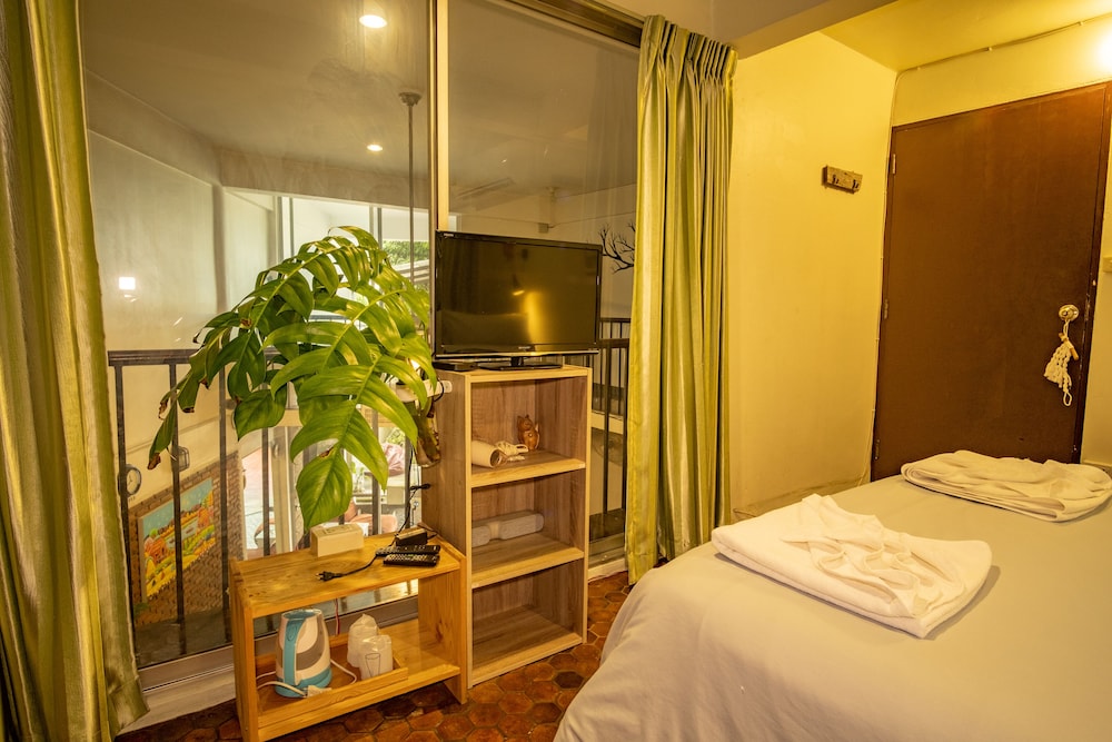 Deluxe Double Room, 1 Queen Bed, Private Bathroom photo 3