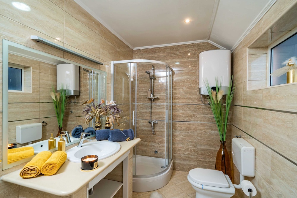 Comfort Apartment, 2 Bedrooms, Terrace, Sea View photo 3