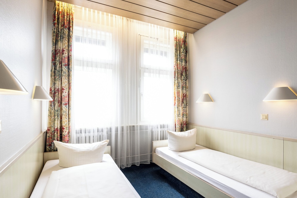 Economy Twin Room photo 3