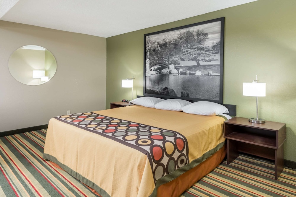 Suite, 1 King Bed, Refrigerator photo 3