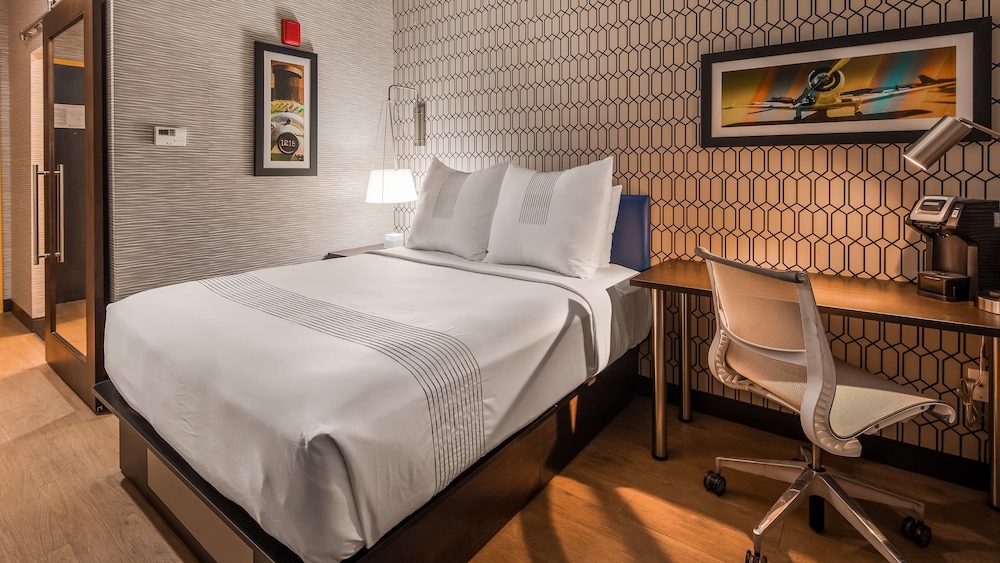 Standard Room, 1 Queen Bed, Non Smoking (Shower Only)