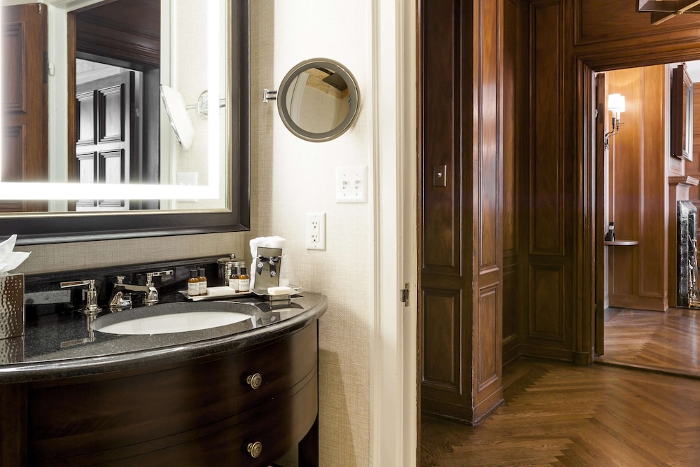 Suite, 1 King Bed, Balcony (Buckingham Legacy)