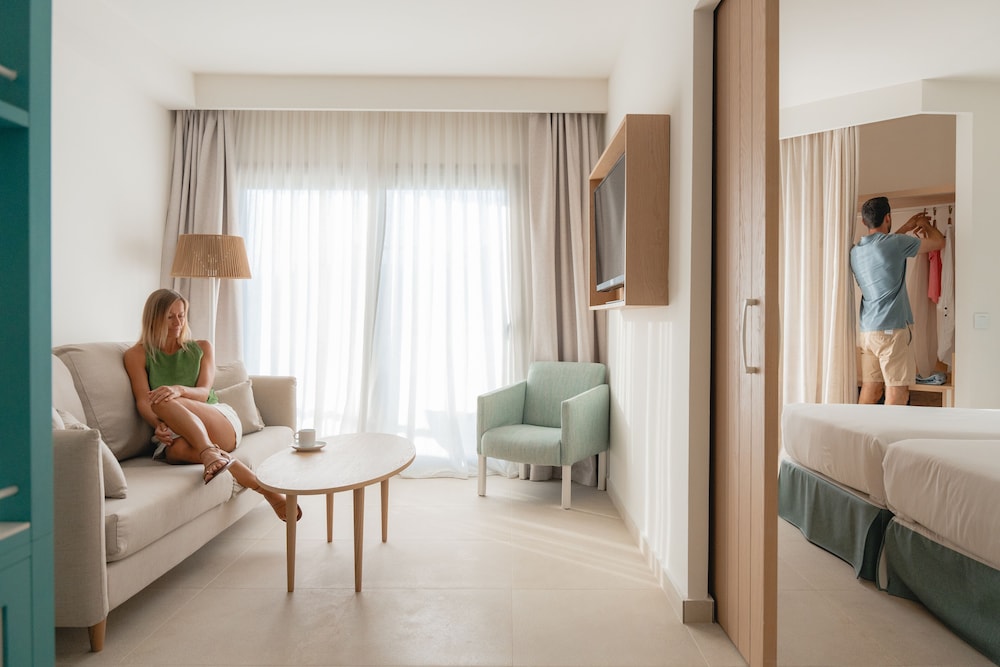 Family Room, Balcony, Partial Sea View (Premium) photo 3
