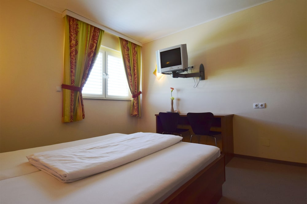 Double Room Single Use, 1 Double Bed, Ensuite photo 3