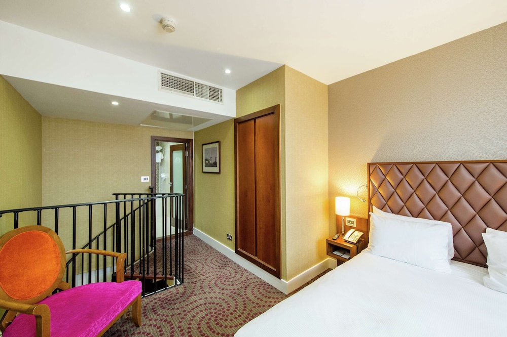 Junior Suite, 1 Queen Bed (Duplex, Living Room) thumbnail 5