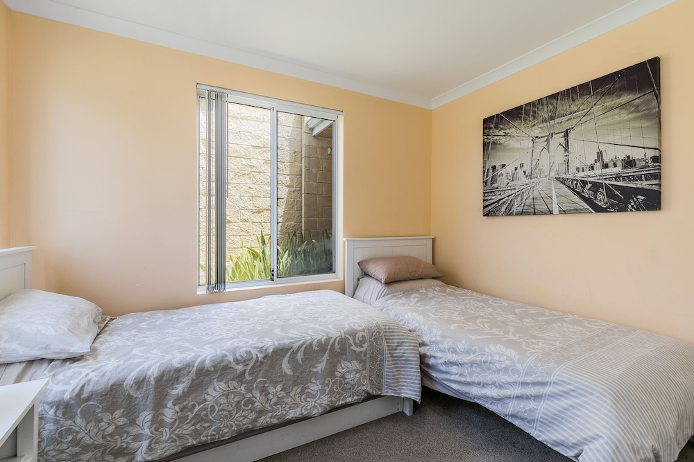 Premium House, 5 Bedrooms, 2 Bathrooms photo 1