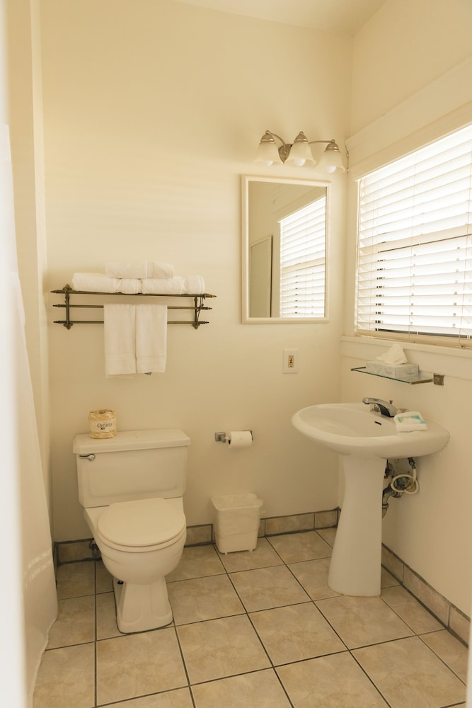 Standard Room, 1 Queen Bed - Photo 3