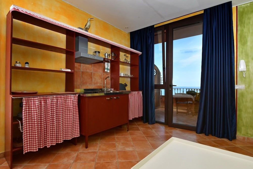 Deluxe Studio Suite, 1 Queen Bed, Sea View - Photo 4