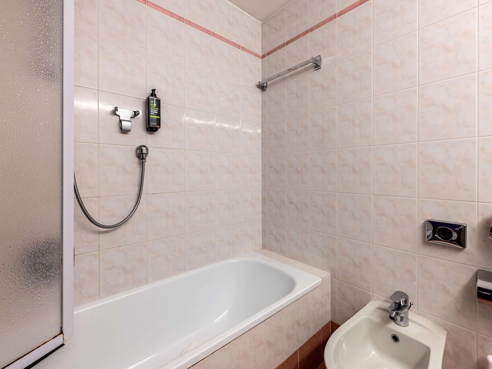 Standard Quadruple Room - Photo 11