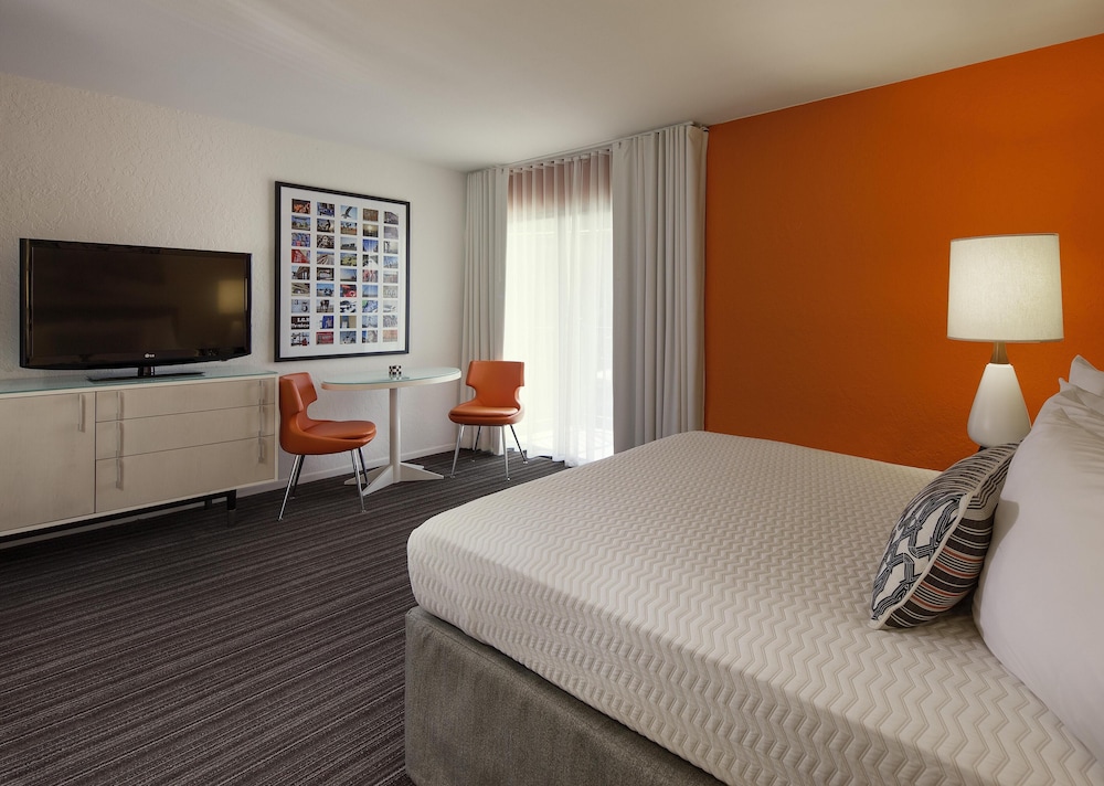 Deluxe Room, 1 Queen Bed thumbnail 5