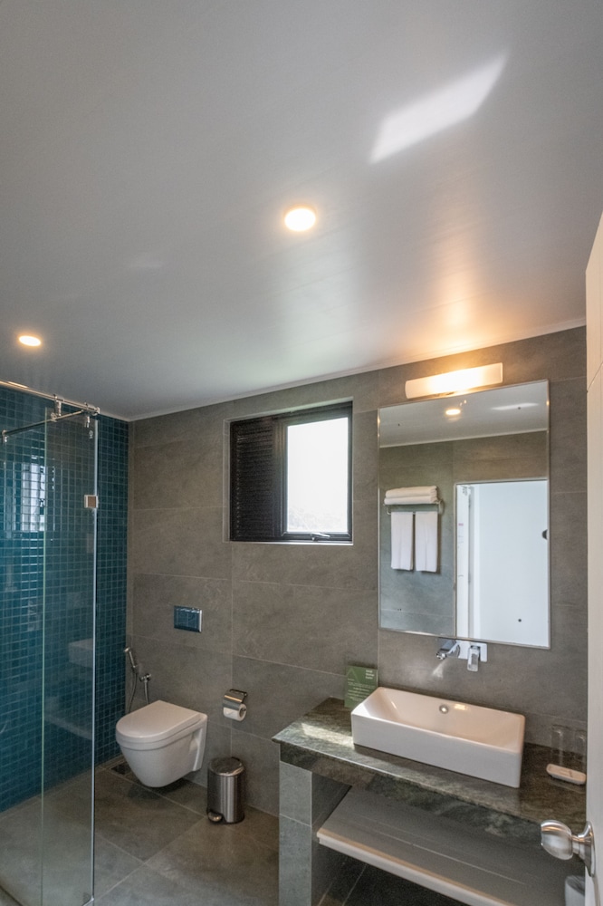 Deluxe Twin Room, Non Smoking, Partial Ocean View - Photo 13