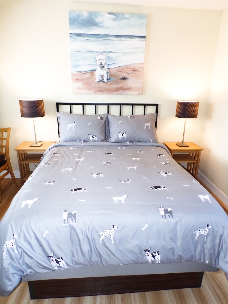 Dog Cottage - 1 queen bed - 1 Room